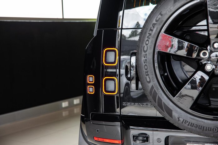 2025 Land Rover Defender 90 P425 X-Dynamic SE