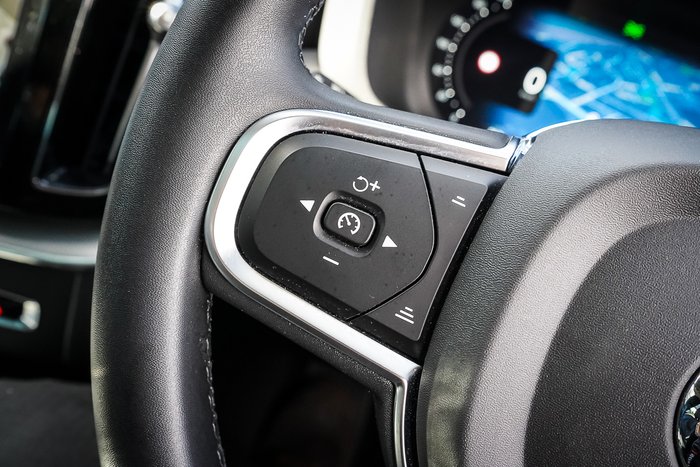 2022 Volvo XC60 Plus B5