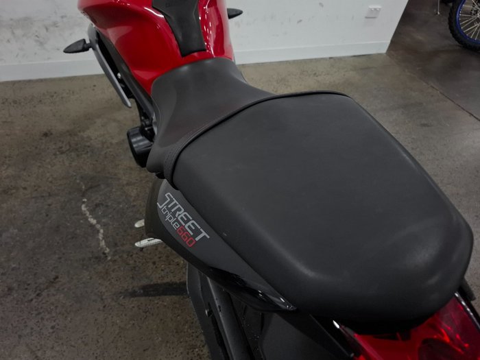 2014 Triumph STREET TRIPLE 660 Red