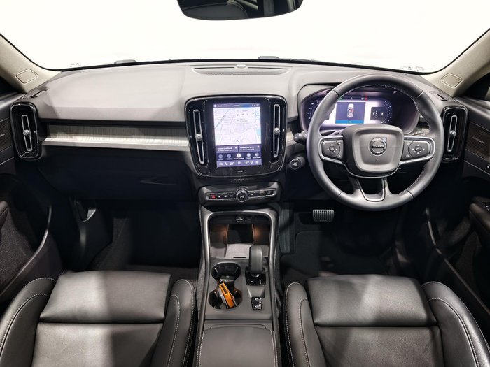 2025 Volvo XC40 Plus B4