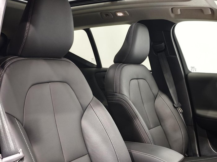 2025 Volvo XC40 Plus B4