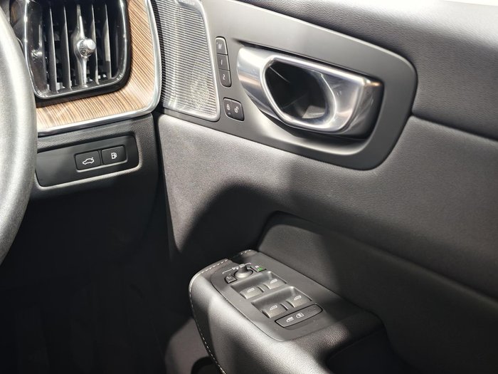 2023 Volvo XC60 Recharge Ultimate T8 Plug-In Hybrid