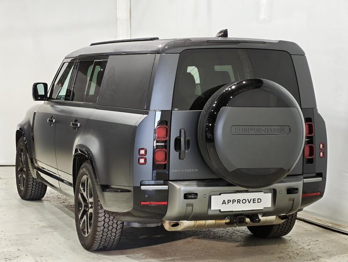 2025 Land Rover Defender 130 P400 X-Dynamic SE