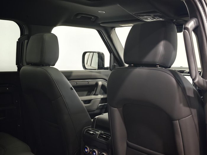 2025 Land Rover Defender 130 P400 X-Dynamic SE