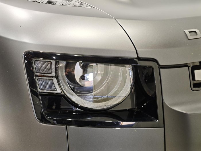 2025 Land Rover Defender 130 P400 X-Dynamic SE