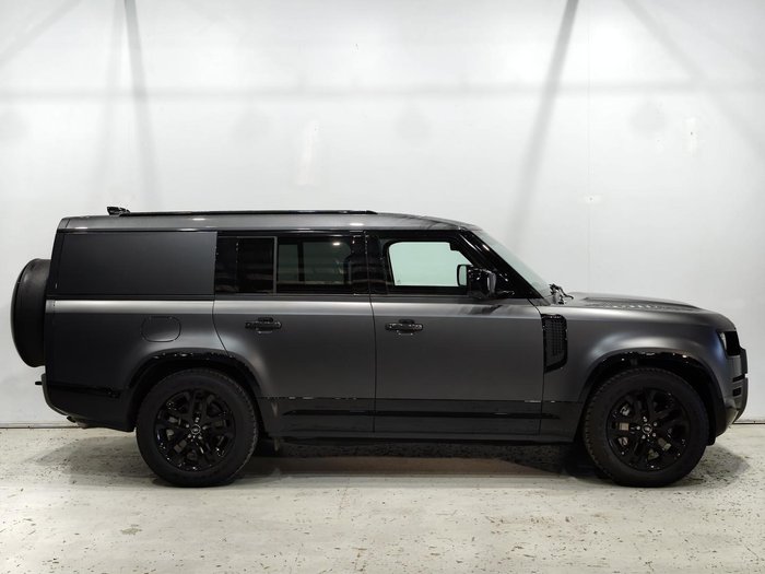 2025 Land Rover Defender 130 P400 X-Dynamic SE