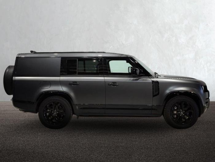 2025 Land Rover Defender 130 P400 X-Dynamic SE