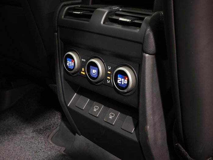 2025 Land Rover Defender 130 P400 X-Dynamic SE