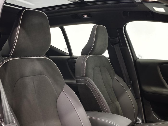 2025 Volvo XC40 Ultra B4 Dark
