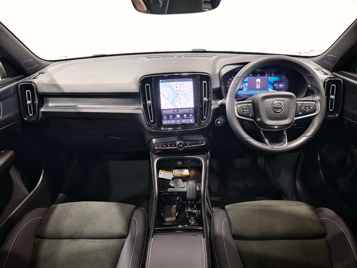 2025 Volvo XC40 Ultra B4 Dark