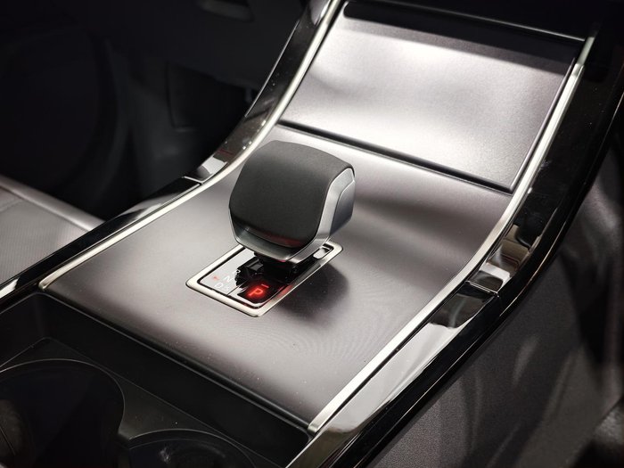 2025 Land Rover Range Rover Velar P250 Dynamic SE