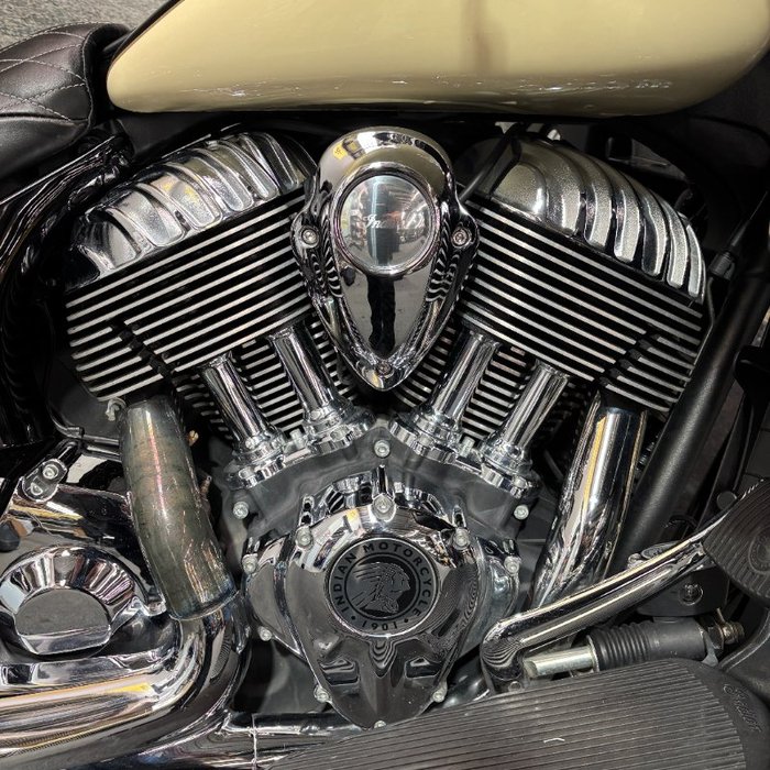 2017 Indian ROADMASTER THUNDER BLACK Thunder Black/Ivory Cream2Tone