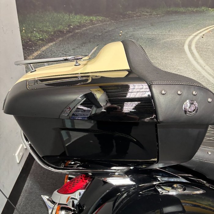 2017 Indian ROADMASTER THUNDER BLACK Thunder Black/Ivory Cream2Tone