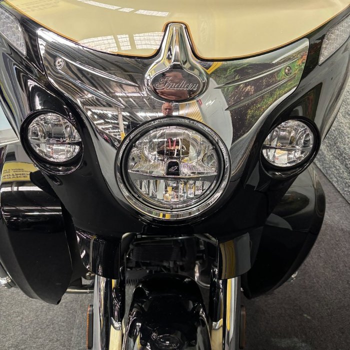 2017 Indian ROADMASTER THUNDER BLACK Thunder Black/Ivory Cream2Tone