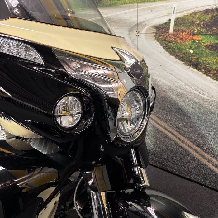 2017 Indian ROADMASTER THUNDER BLACK Thunder Black/Ivory Cream2Tone