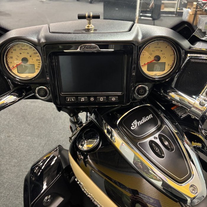2017 Indian ROADMASTER THUNDER BLACK Thunder Black/Ivory Cream2Tone