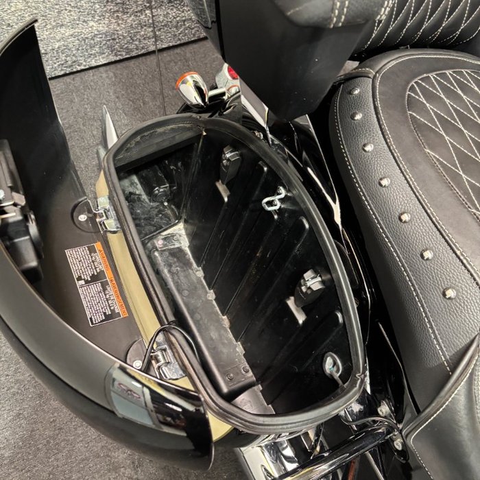 2017 Indian ROADMASTER THUNDER BLACK Thunder Black/Ivory Cream2Tone