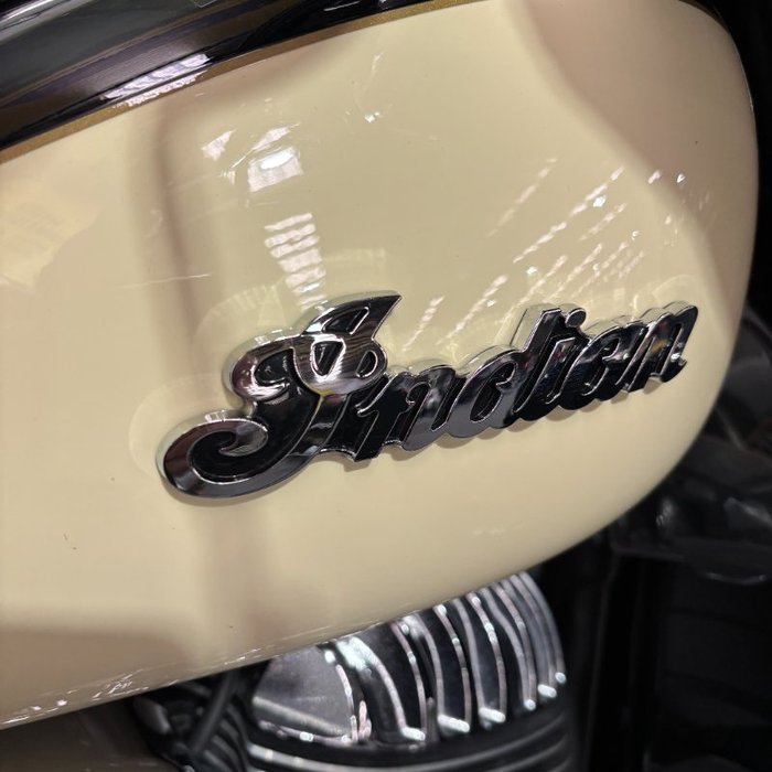 2017 Indian ROADMASTER THUNDER BLACK Thunder Black/Ivory Cream2Tone
