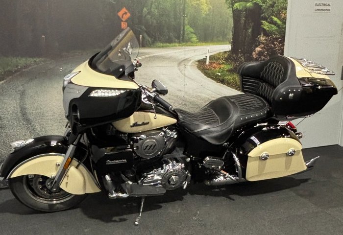 2017 Indian ROADMASTER THUNDER BLACK Thunder Black/Ivory Cream2Tone