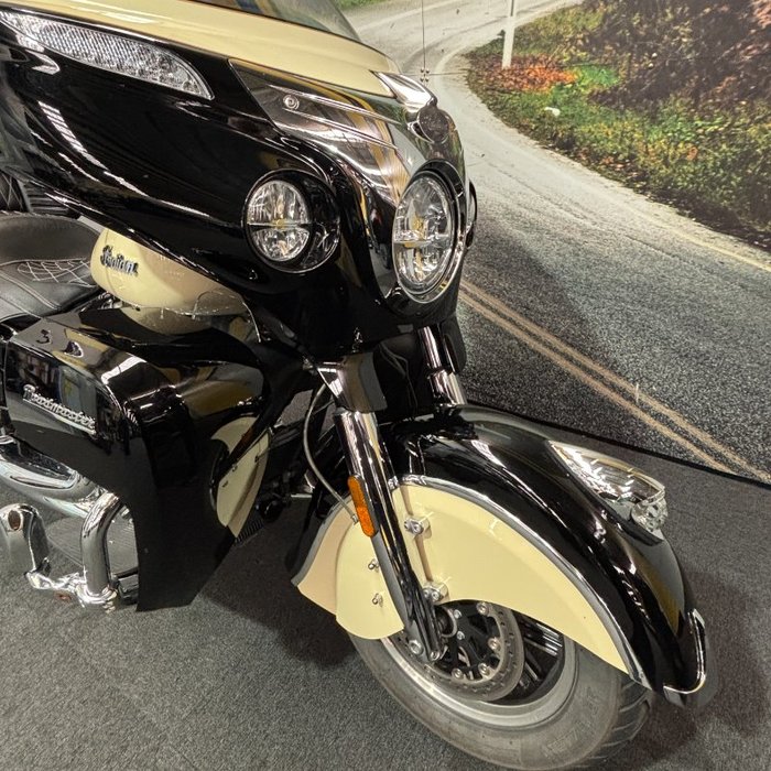 2017 Indian ROADMASTER THUNDER BLACK Thunder Black/Ivory Cream2Tone