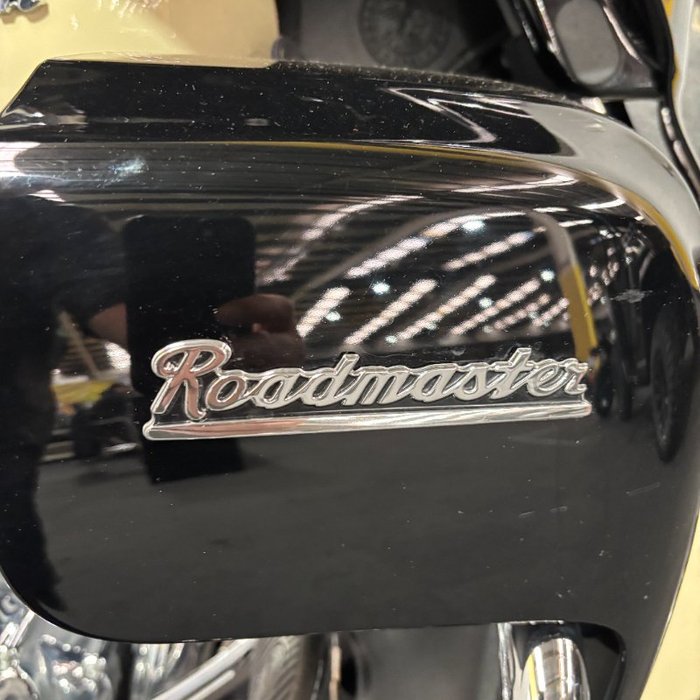 2017 Indian ROADMASTER THUNDER BLACK Thunder Black/Ivory Cream2Tone
