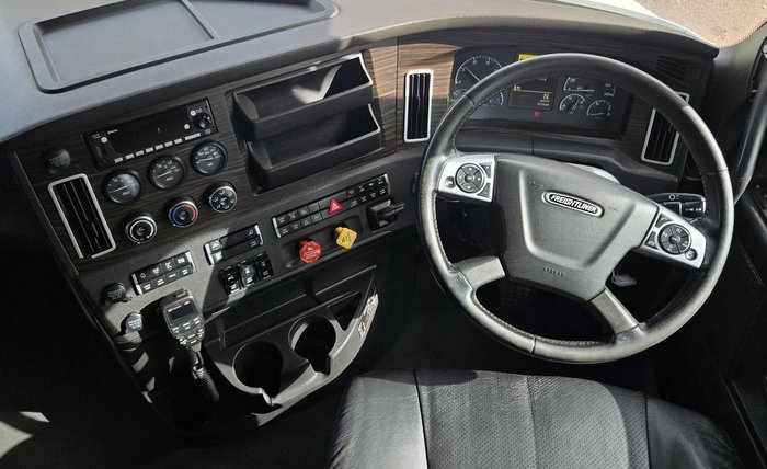 2021 Freightliner Cascadia 126 WHITE