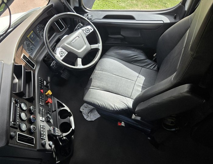 2021 Freightliner Cascadia 126 WHITE