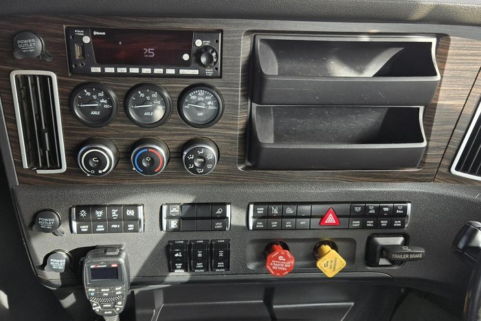 2021 Freightliner Cascadia 126 WHITE