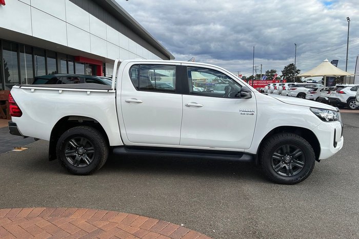 2023 Toyota Hilux SR