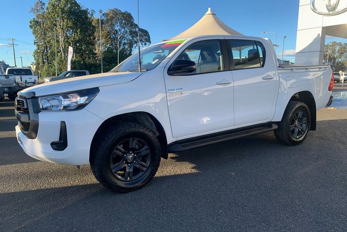 2023 Toyota Hilux SR