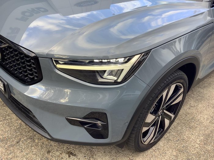 2022 Volvo XC40 Ultimate B5 Dark