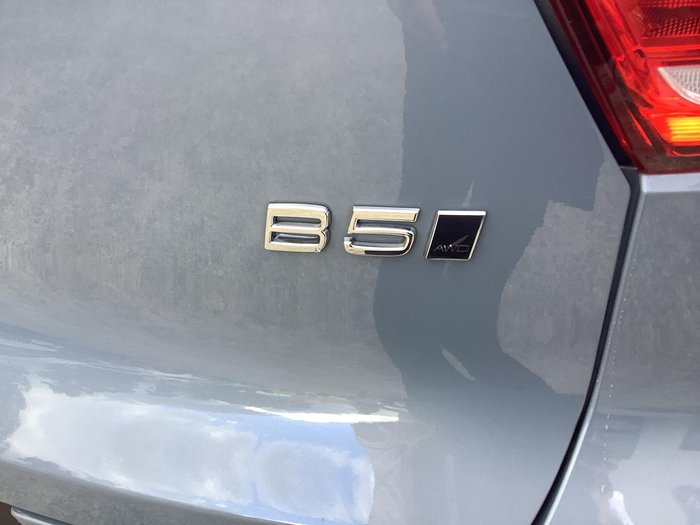 2022 Volvo XC40 Ultimate B5 Dark