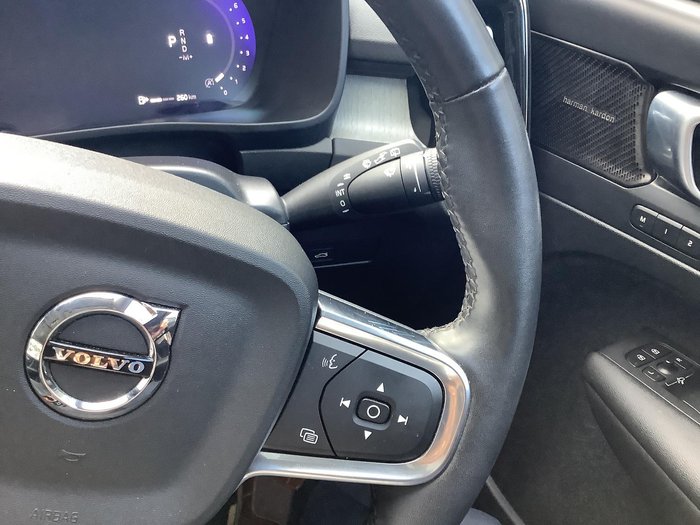 2022 Volvo XC40 Ultimate B5 Dark