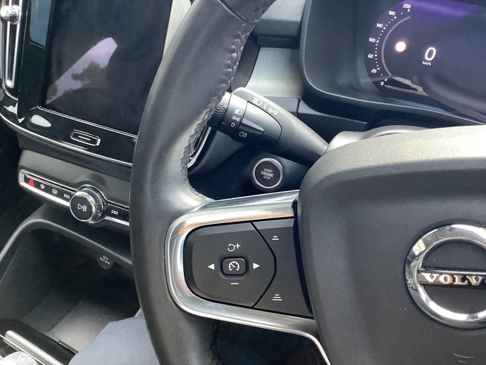 2022 Volvo XC40 Ultimate B5 Dark