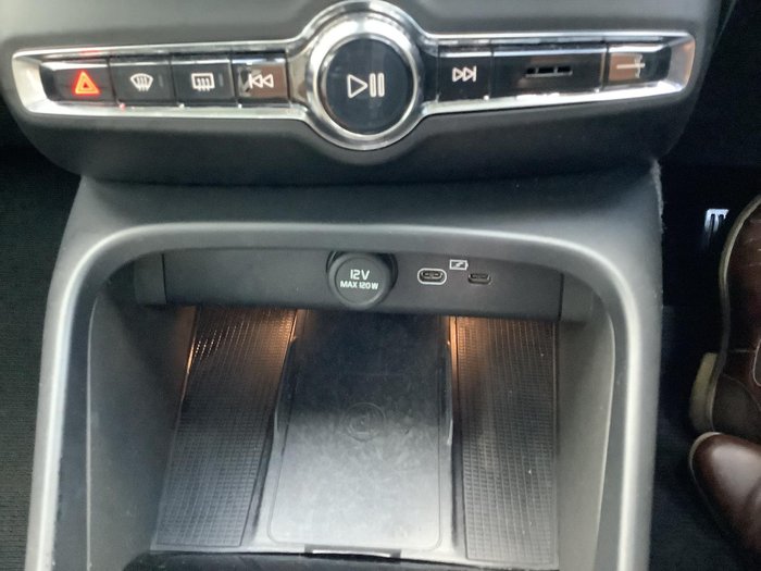 2022 Volvo XC40 Ultimate B5 Dark
