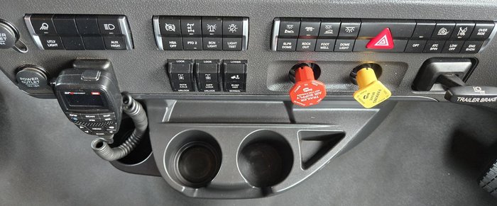 2021 Freightliner Cascadia 126 WHITE