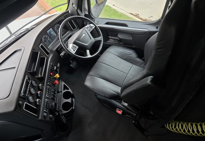 2021 Freightliner Cascadia 126 WHITE