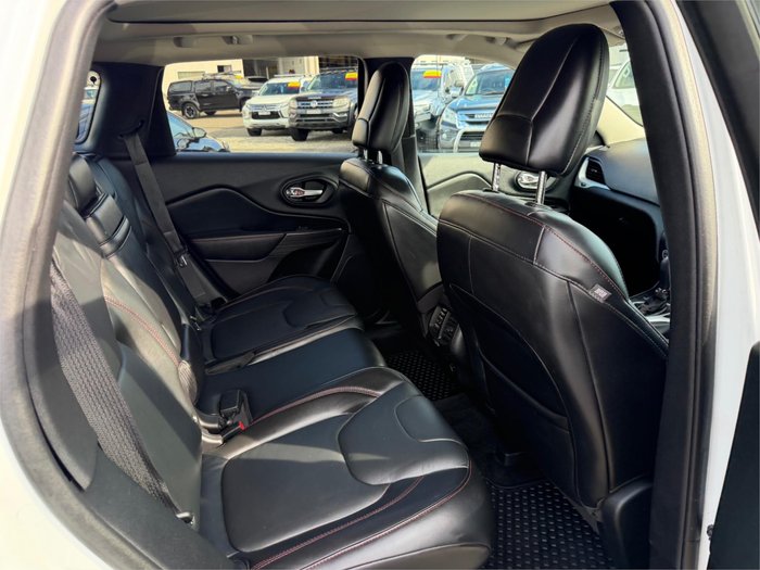 2015 JEEP CHEROKEE TRAILHAWK (4x4)