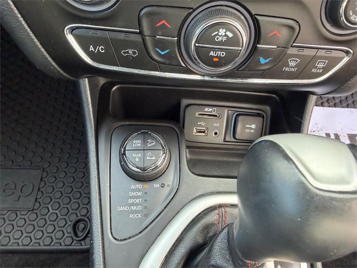 2015 JEEP CHEROKEE TRAILHAWK (4x4)