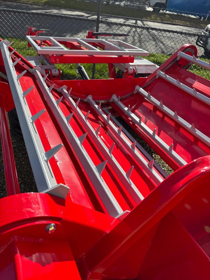 WMI ELITE ROUND BALE FEEDER WIDE WHEELS SWIVEL HITCH ZINC CHAIN   OZ MADE!