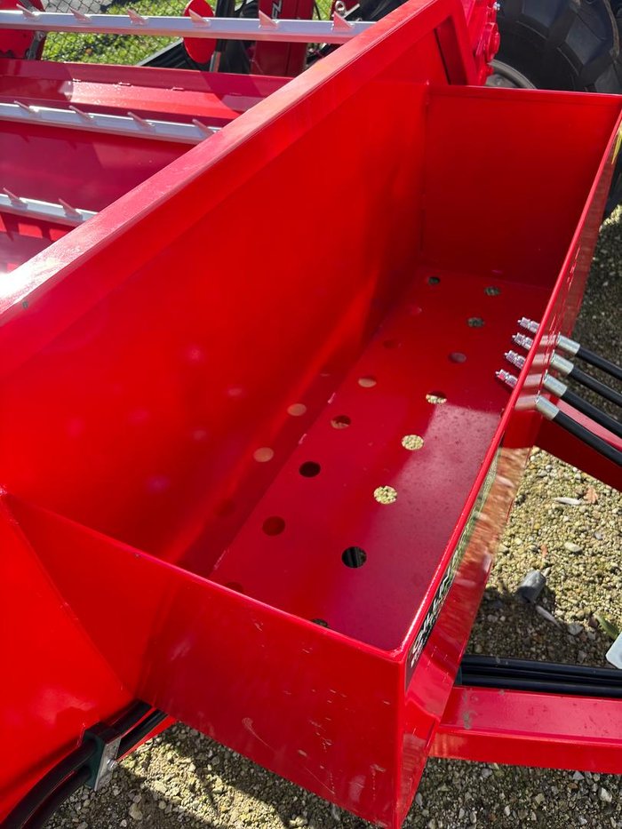 WMI ELITE ROUND BALE FEEDER WIDE WHEELS SWIVEL HITCH ZINC CHAIN   OZ MADE!