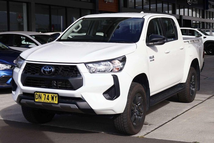 2025 Toyota Hilux SR