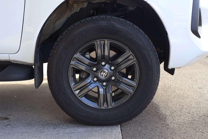 2025 Toyota Hilux SR