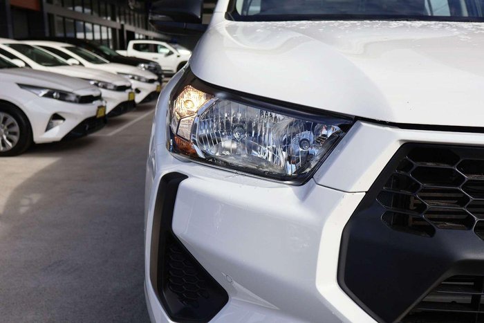 2025 Toyota Hilux SR