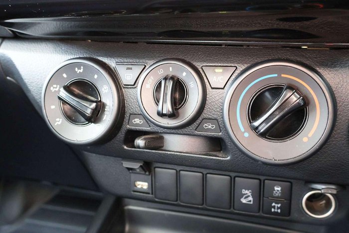 2025 Toyota Hilux SR