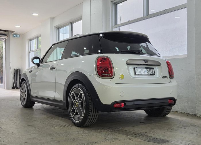 2023 MINI Hatch Cooper SE MINI Yours