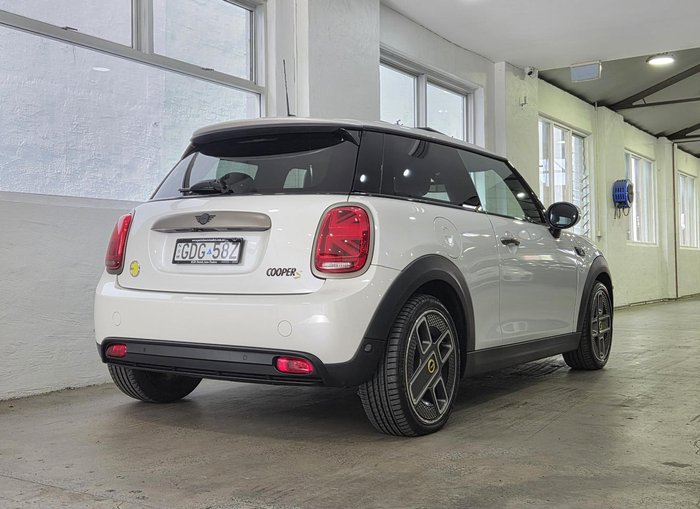 2023 MINI Hatch Cooper SE MINI Yours