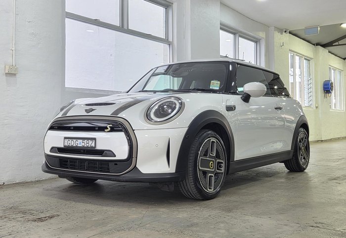 2023 MINI Hatch Cooper SE MINI Yours