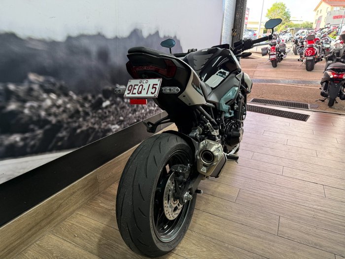 2025 Kawasaki Z900 (ZR900) WHITE