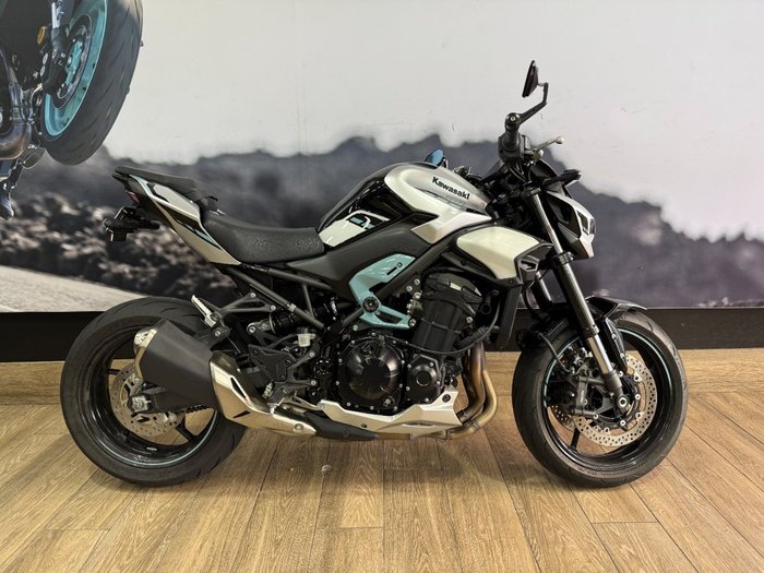 2025 Kawasaki Z900 (ZR900) WHITE